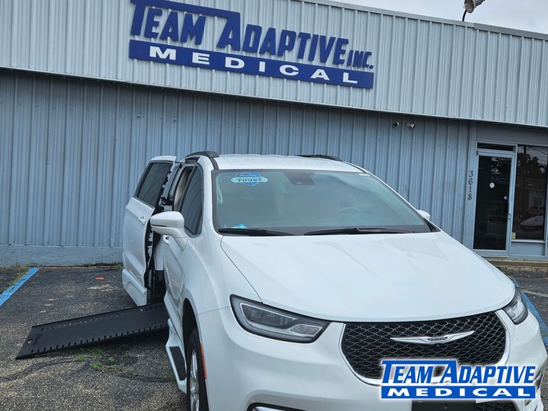 Chrysler Pacifica Image