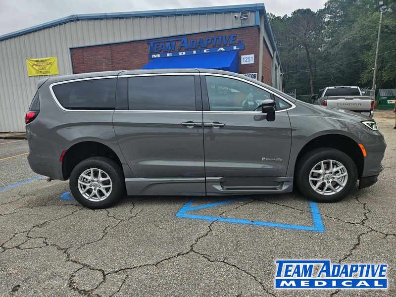 Chrysler Pacifica Image